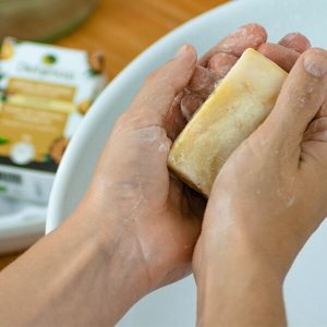 El jabón para piel sensible con ingredientes naturales y ecológicos. Cuida, protege y previene los picores e irritaciones.