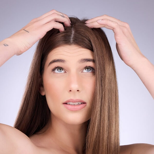 Tienes cuero cabelludo con picor, conoce sus causas y soluciones.