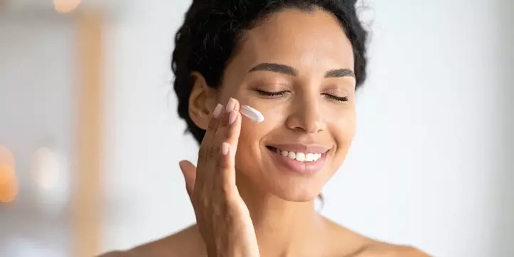 Hidratación con crema facial natural