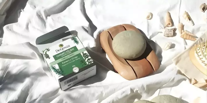Champú sólido y accesorios sostenibles dentro de una rutina de cosmética vegana