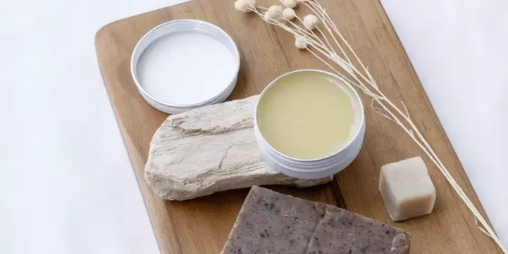 Producto de cosmética natural en envase reutilizable para el cuidado diario de la piel