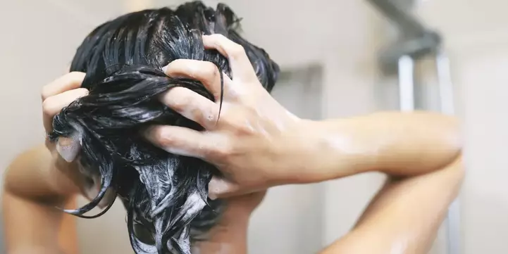 Cuidado cuero cabelludo sensible con productos calmantes naturales.